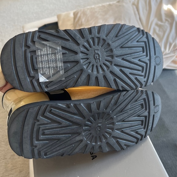 UGG Boot - Picture 4 of 4